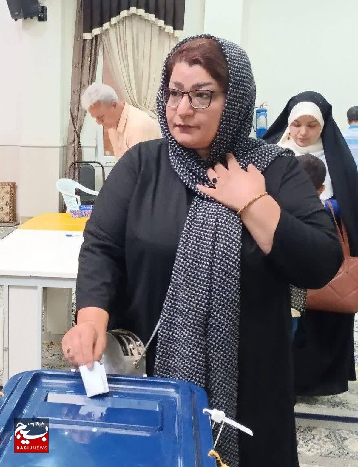 اولین حضور انتخاباتم است و به عشق سردار سلیمانی و شهید رئیسی شرکت می کنم