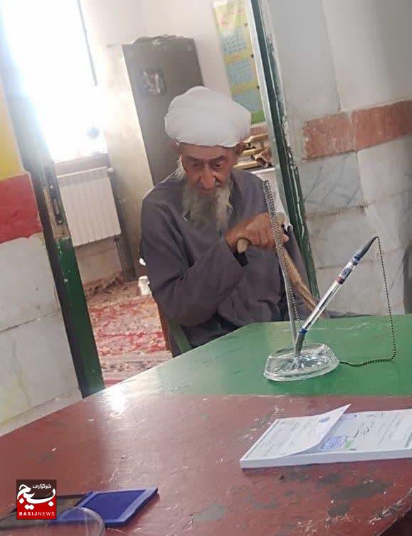 جلوه های حضور از مشارکت نماینده مردم تا پیرمرد 91 ساله در انتخابات ریاست جمهوری در خواف+عکس و فیلم