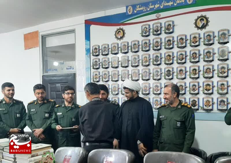 آیین تجلیل از خبرنگاران و فعالان رسانهای شهرستان رومشکان آیین تجلیل از خبرنگاران و فعالان رسانهای شهرستان رومشکان
