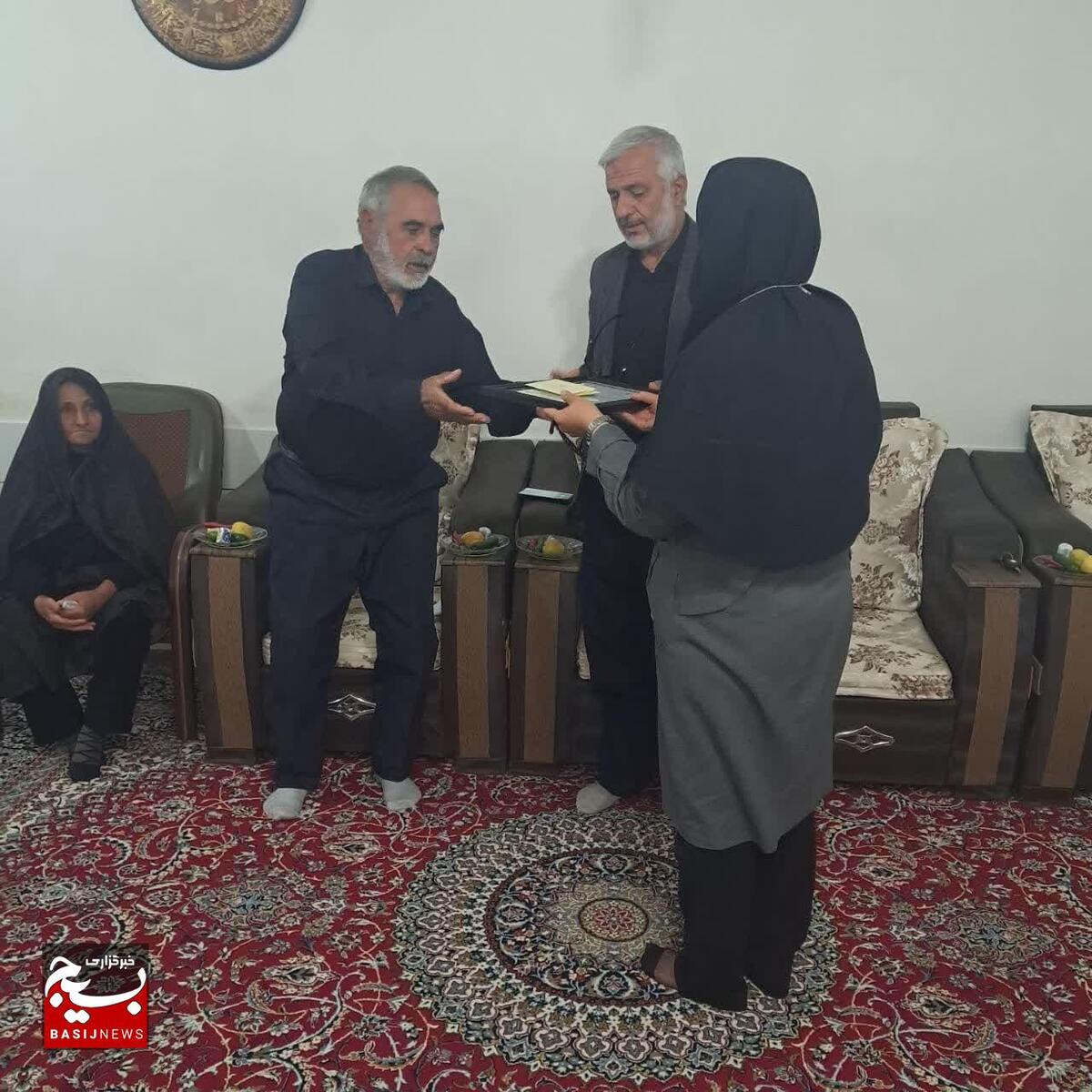 تجلیل از خانواده مرحوم سیدصادق حسینی وردنجانی اهدا کننده عضو