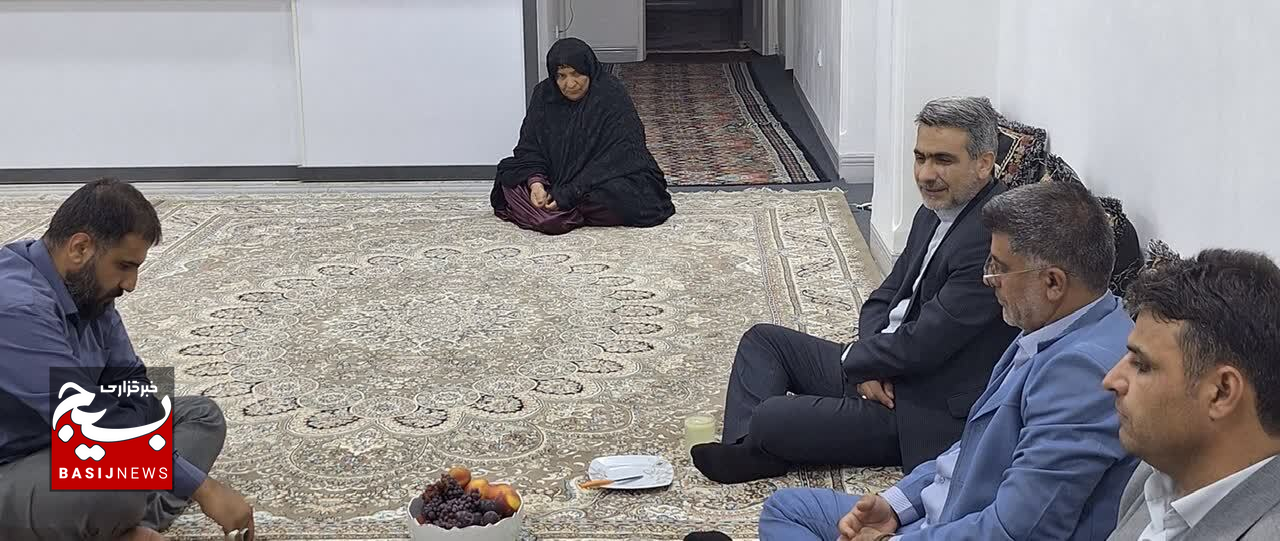 تجلیل سازمان بسیج حقوق دانان و مرکز وکلای استان از خانواده شهید اورنگ