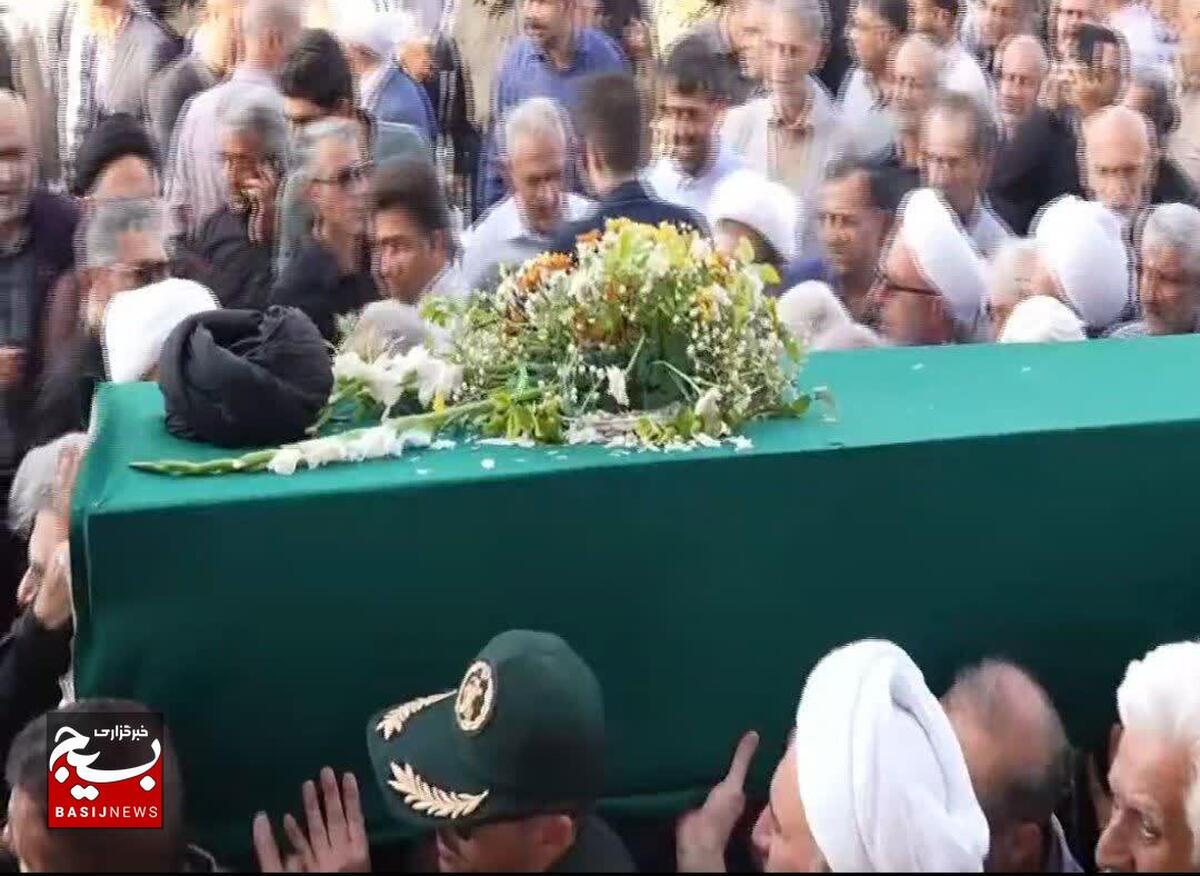 آرام و مطمئن روی شانه شهر