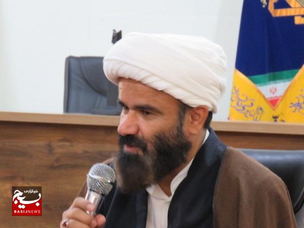 پیامبر در همه زمینه ها و مقاطع الگوی حسنه است