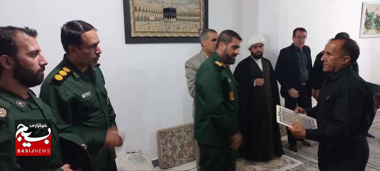 دیدار فرمانده سپاه حضرت ابوالفضل(ع) استان لرستان با خانواده شهید بسیجی میریان دیدار فرمانده سپاه حضرت ابوالفضل(ع) استان لرستان با خانواده شهید بسیجی میریان