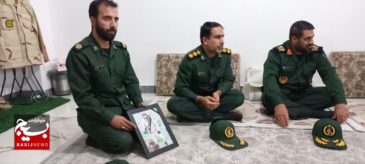 دیدار فرمانده سپاه حضرت ابوالفضل(ع) استان لرستان با خانواده شهید بسیجی میریان دیدار فرمانده سپاه حضرت ابوالفضل(ع) استان لرستان با خانواده شهید بسیجی میریان