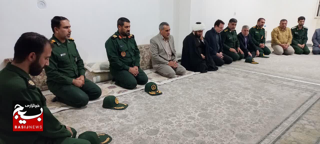 دیدار فرمانده سپاه حضرت ابوالفضل(ع) استان لرستان با خانواده شهید بسیجی میریان دیدار فرمانده سپاه حضرت ابوالفضل(ع) استان لرستان با خانواده شهید بسیجی میریان