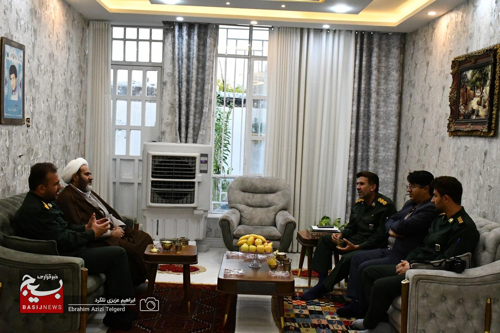 دیدار مسئولان سپاه فتح با خانواده های شهدا + (تصاویر) دیدار مسئولان سپاه فتح با خانواده های شهدا + (تصاویر)