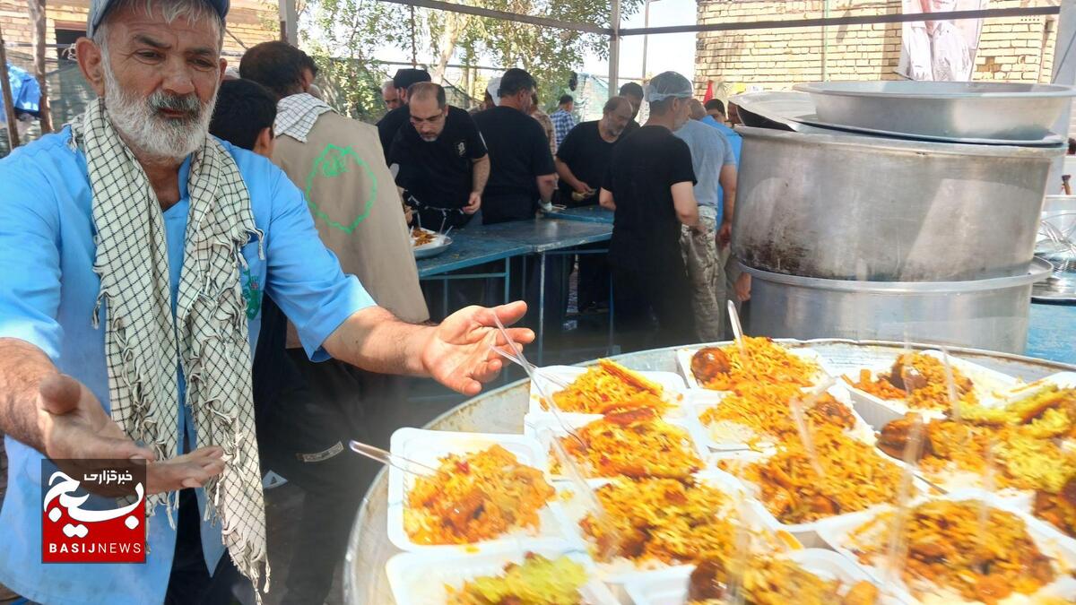 پذیرایی از زائران اربعین حسینی در عمود ۲۲۰ مسیر نجف به کربلا