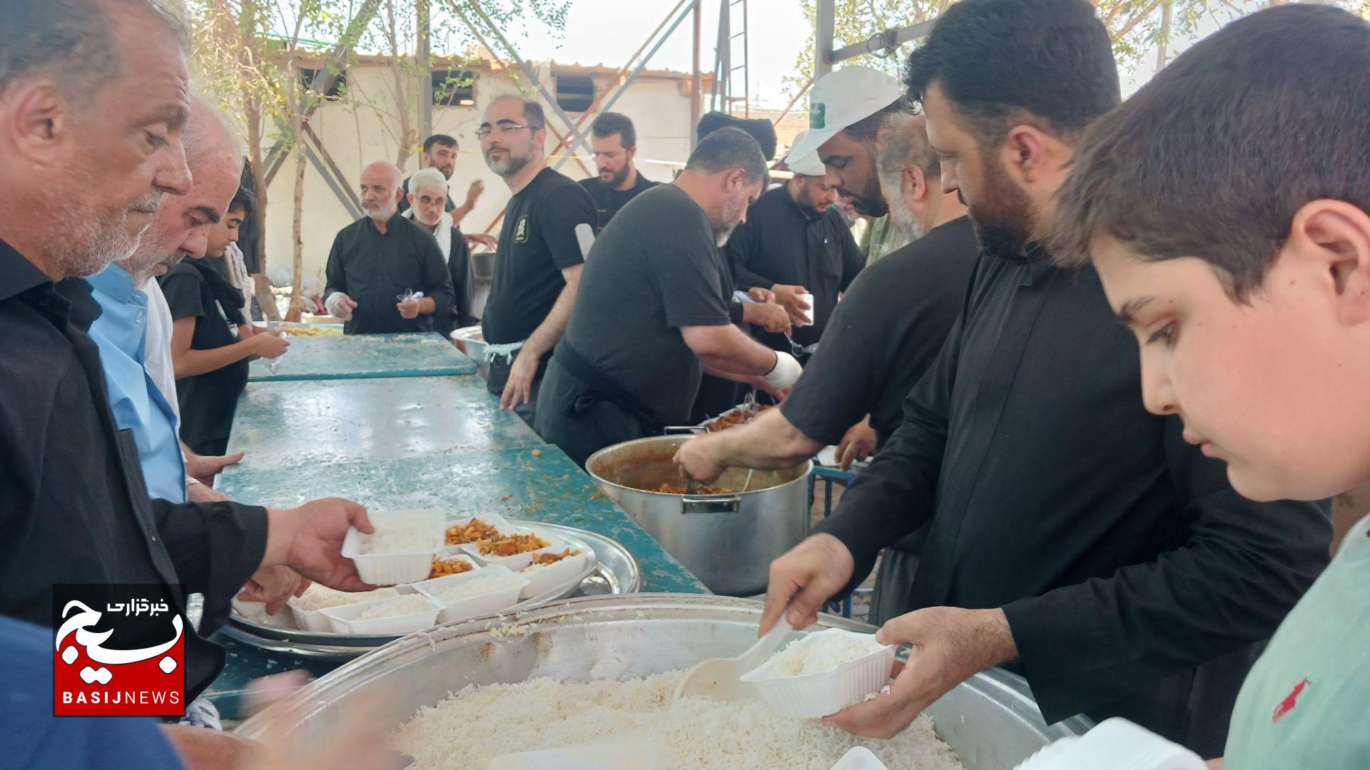 پذیرایی از زائران اربعین حسینی در عمود ۲۲۰ مسیر نجف به کربلا