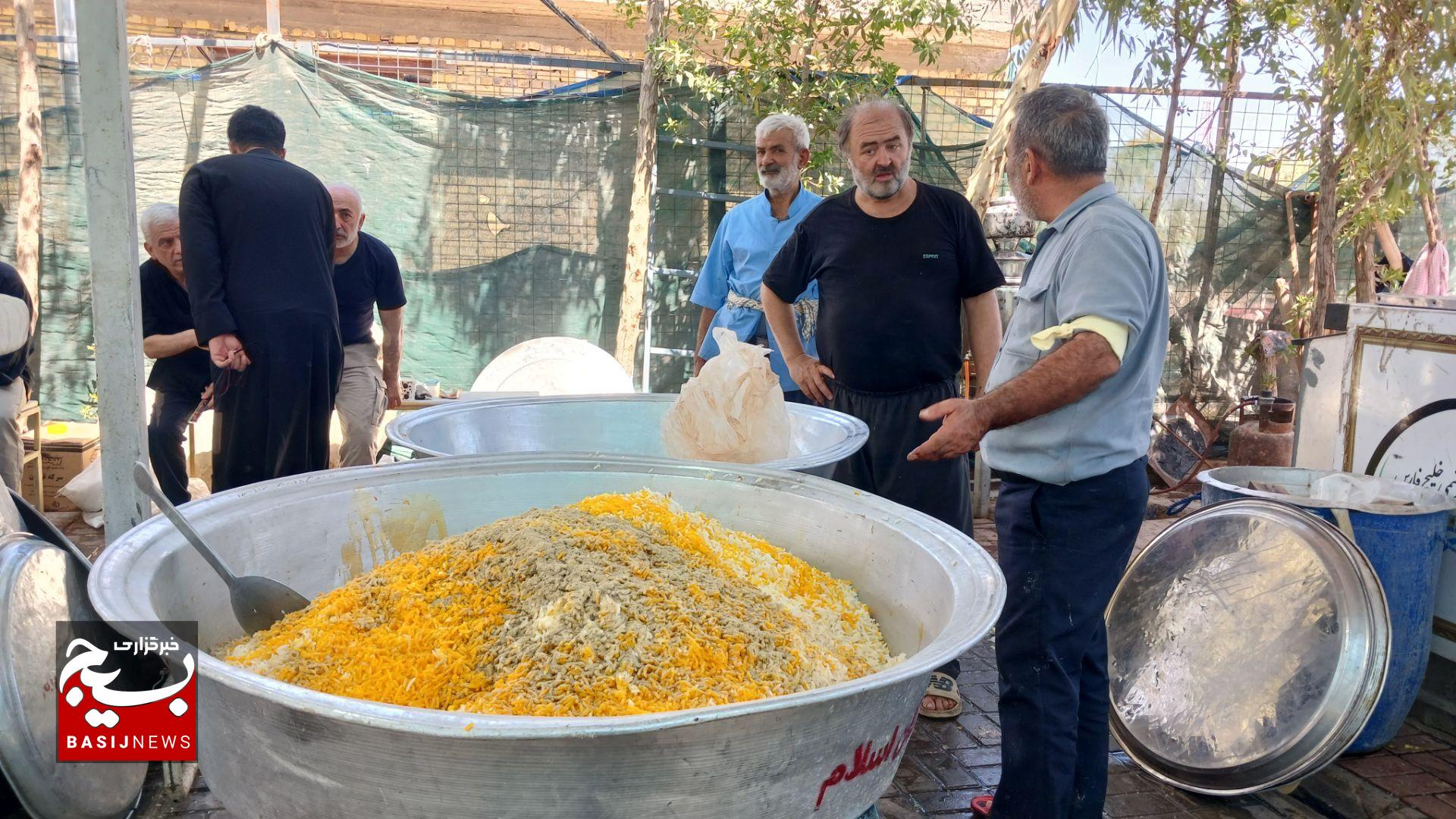پذیرایی از زائران اربعین حسینی در عمود ۲۲۰ مسیر نجف به کربلا
