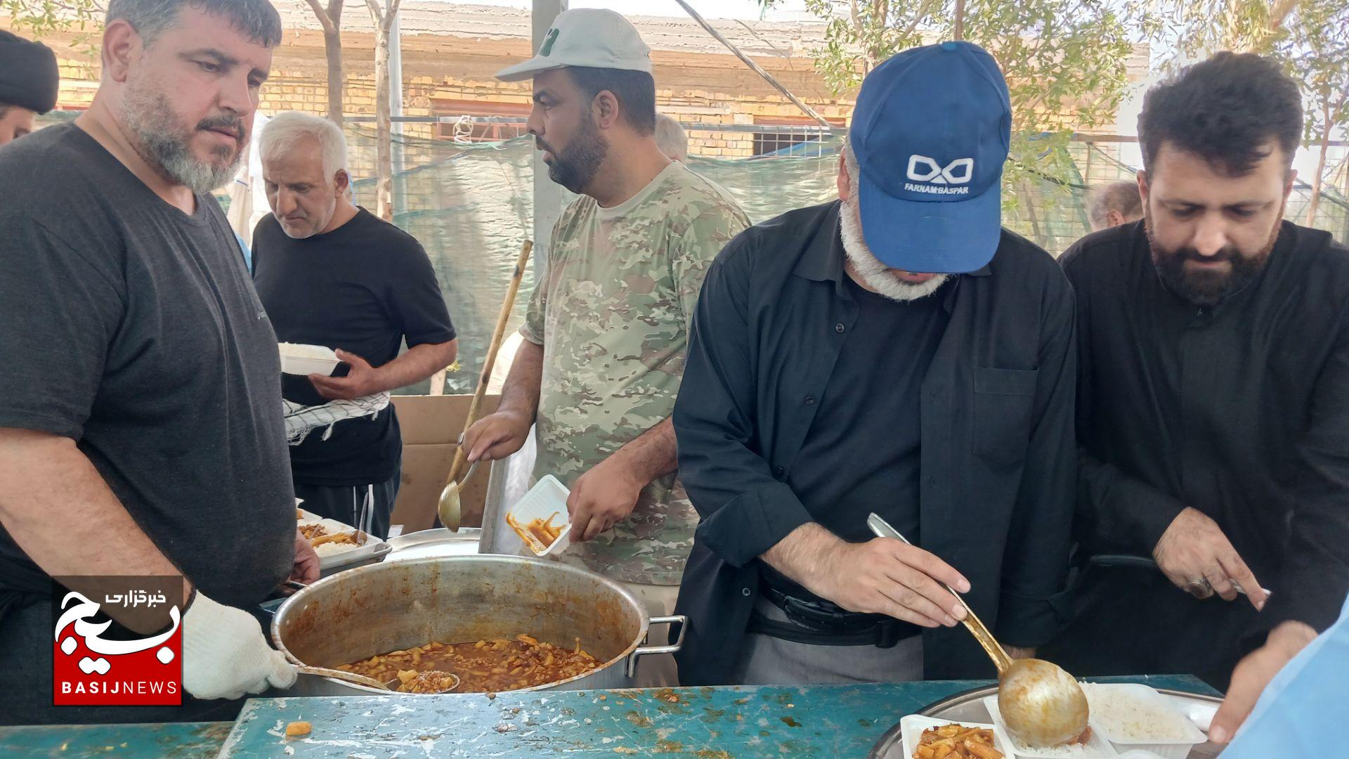 پذیرایی از زائران اربعین حسینی در عمود ۲۲۰ مسیر نجف به کربلا