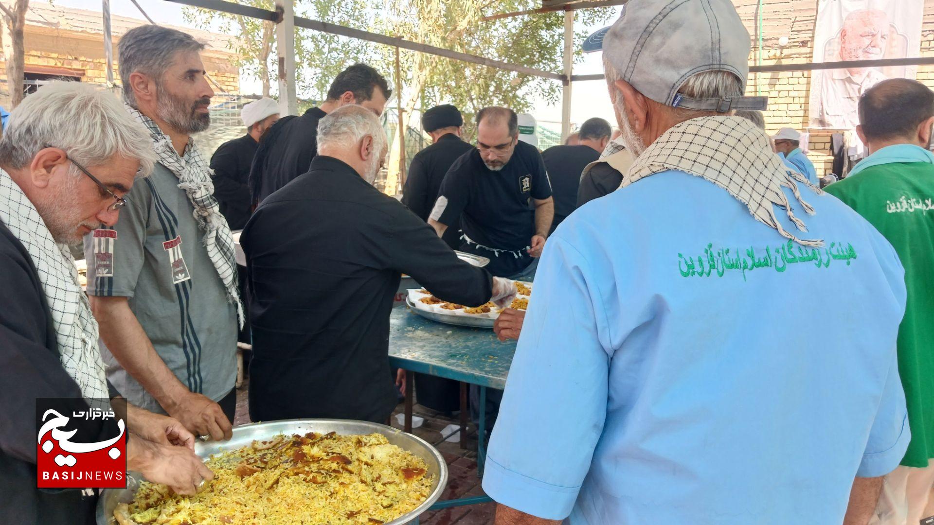 پذیرایی از زائران اربعین حسینی در عمود ۲۲۰ مسیر نجف به کربلا