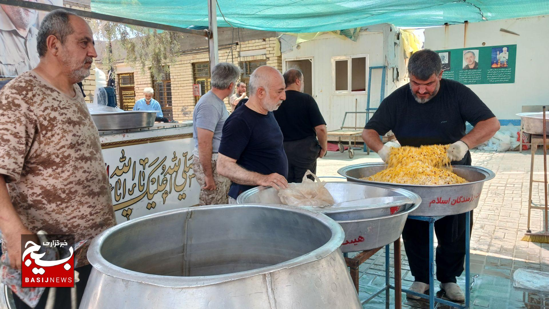 پذیرایی از زائران اربعین حسینی در عمود ۲۲۰ مسیر نجف به کربلا