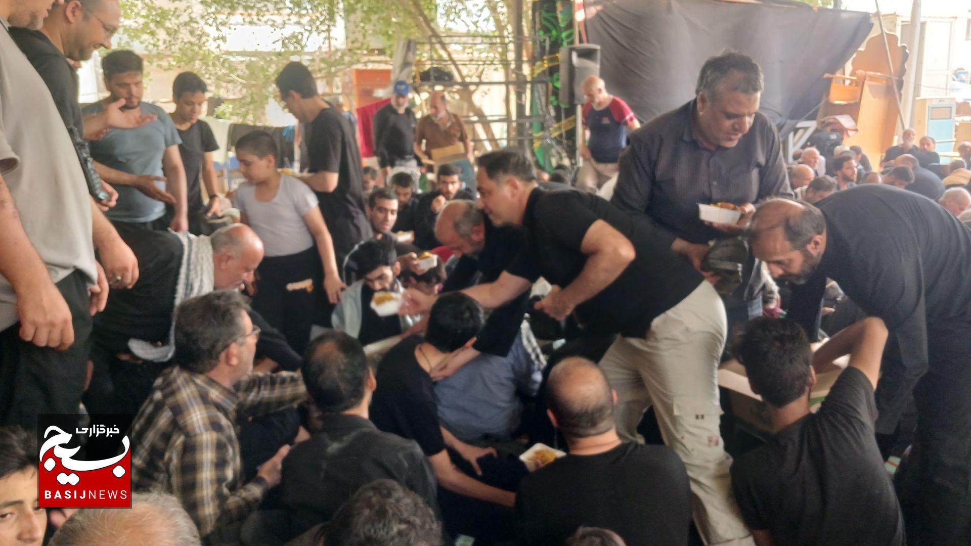 پذیرایی از زائران اربعین حسینی در عمود ۲۲۰ مسیر نجف به کربلا