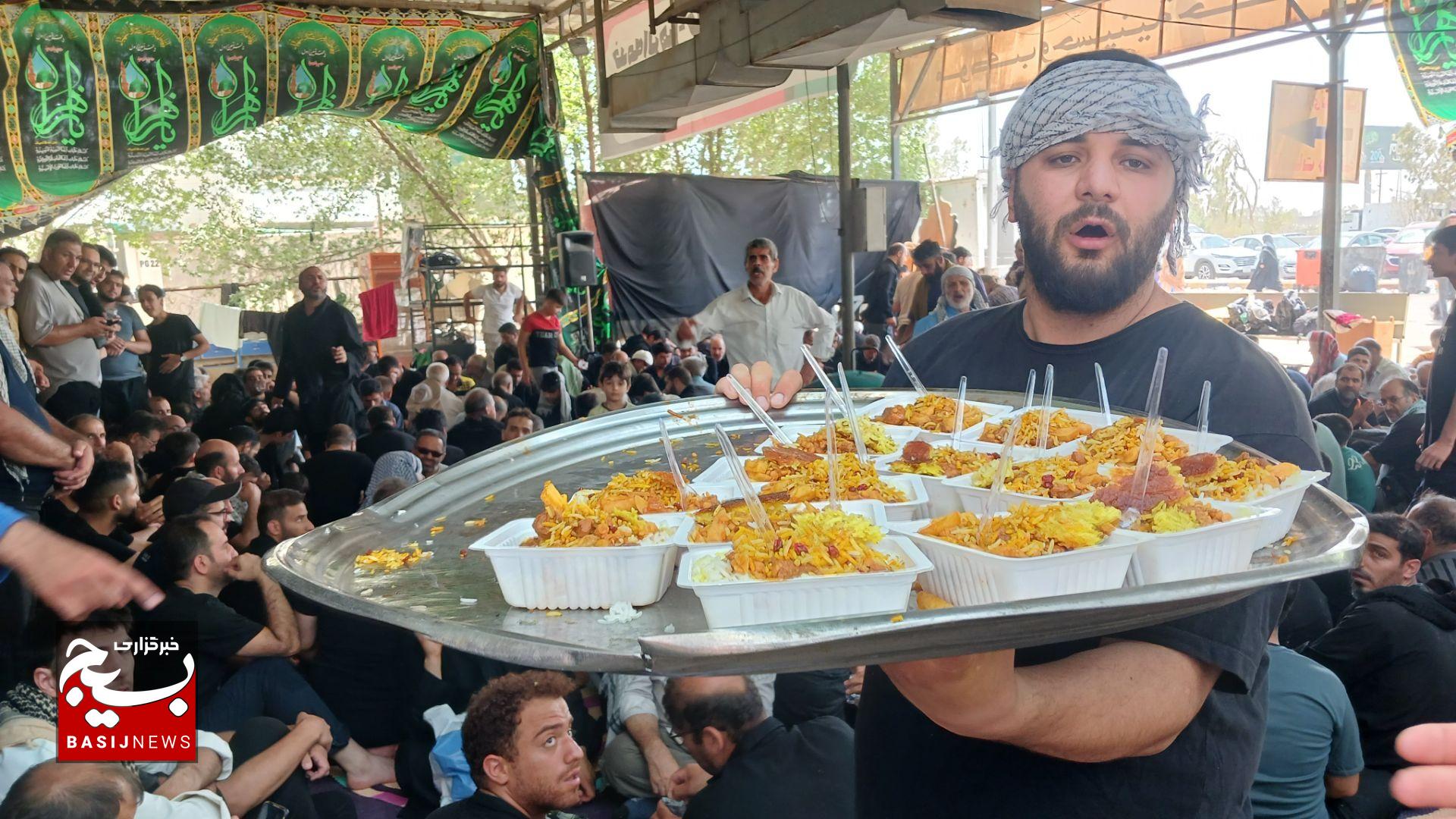 پذیرایی از زائران اربعین حسینی در عمود ۲۲۰ مسیر نجف به کربلا