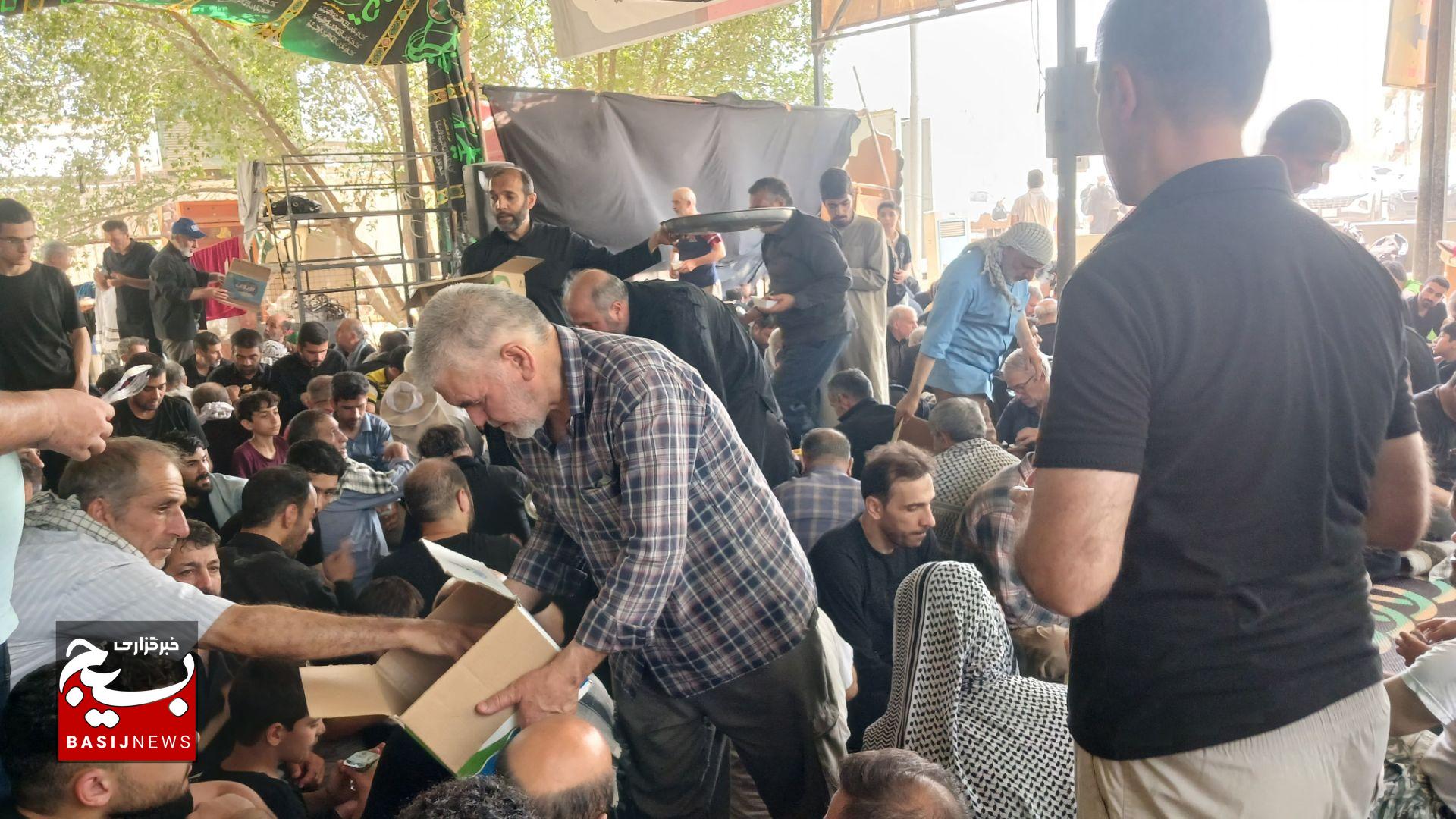 پذیرایی از زائران اربعین حسینی در عمود ۲۲۰ مسیر نجف به کربلا