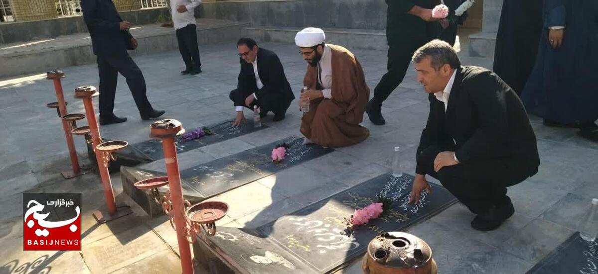عطر افشانی قبور مطهر شهدای شهر لردگان