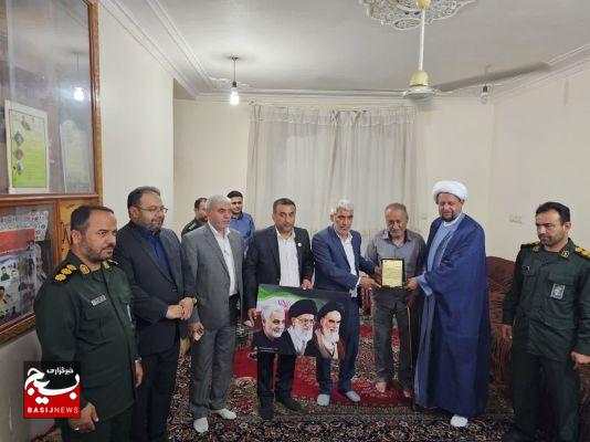 دیدار فرمانده سپاه عسلویه با شهدای شهرستان عسلویه دیدار فرمانده سپاه عسلویه با شهدای شهرستان عسلویه