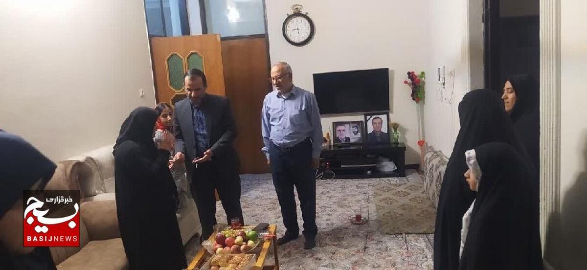 دیدار جانشین فرمانده ناحیه مقاومت بوشهر با خانواده شهید افشون