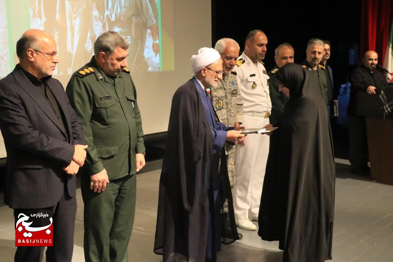 آیین تجلیل از افتخار آفرینان دفاع مقدس در رشت برگزارشد آیین تجلیل از افتخار آفرینان دفاع مقدس در رشت برگزارشد