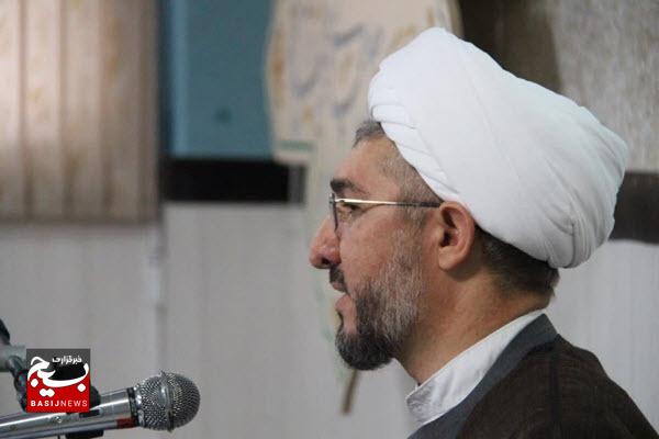 یکی از شاخصههای انسان باتقوا احترام گذاشتن به خانواده و همسر خود است