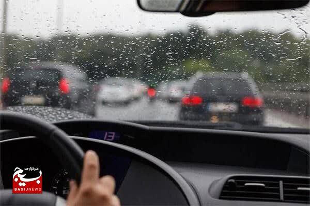 جاده ها لغزنده است/رانندگان مراقب باشند 