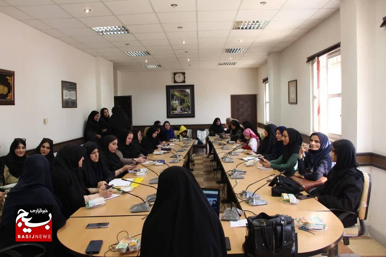 برگزاری کارگاه «توانمندسازی طراحی مانتو مناسب اجتماع»+عکس برگزاری کارگاه «توانمندسازی طراحی مانتو مناسب اجتماع»+عکس