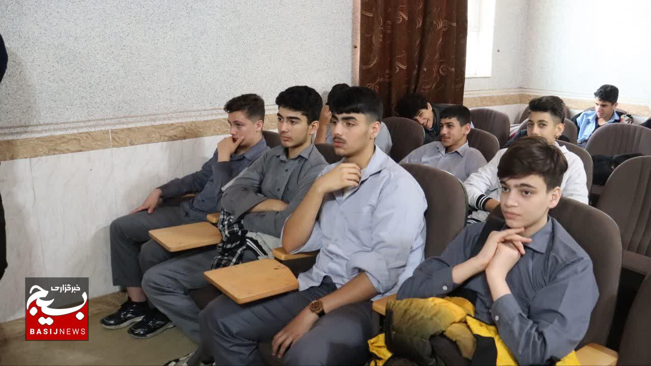 شهدای دانش آموز نماد از خودگذشتگی در دفاع مقدس هستند شهدای دانش آموز نماد از خودگذشتگی در دفاع مقدس هستند