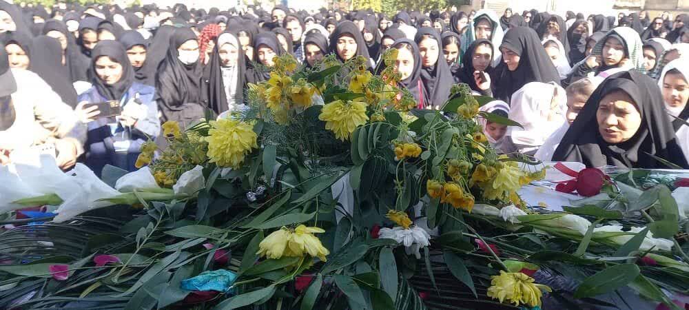 پذیرایی گروه های جهادی از استقبال کنندگان از شهدای گمنام در باشت