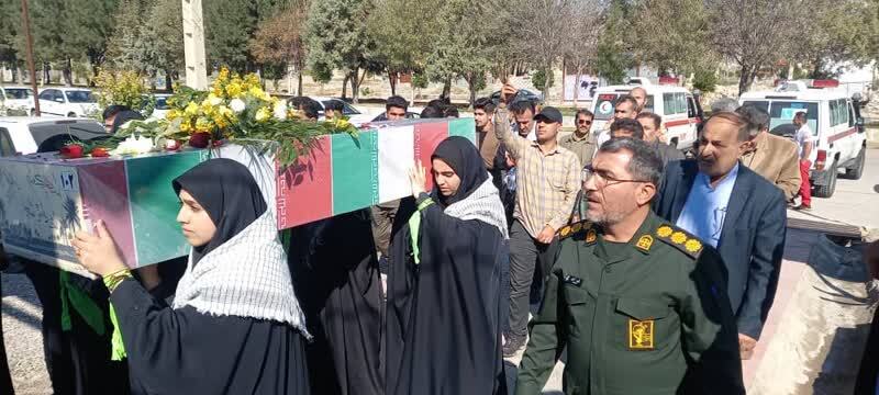 پذیرایی گروه های جهادی از استقبال کنندگان از شهدای گمنام در باشت