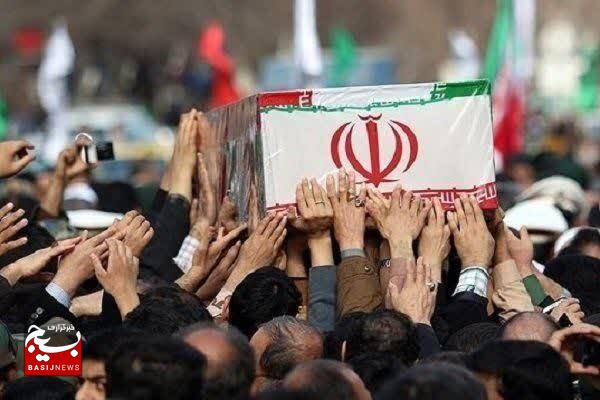 چشمش هنوز مانده به در مادر شهید... چشمش هنوز مانده به در مادر شهید...