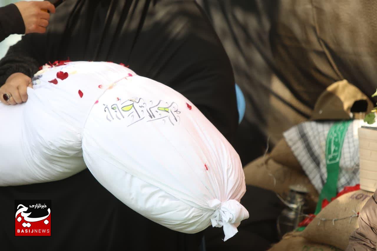 آیین خاکسپاری پیکر مطهر شهید گمنام در اردوگاه الزهرا(س)