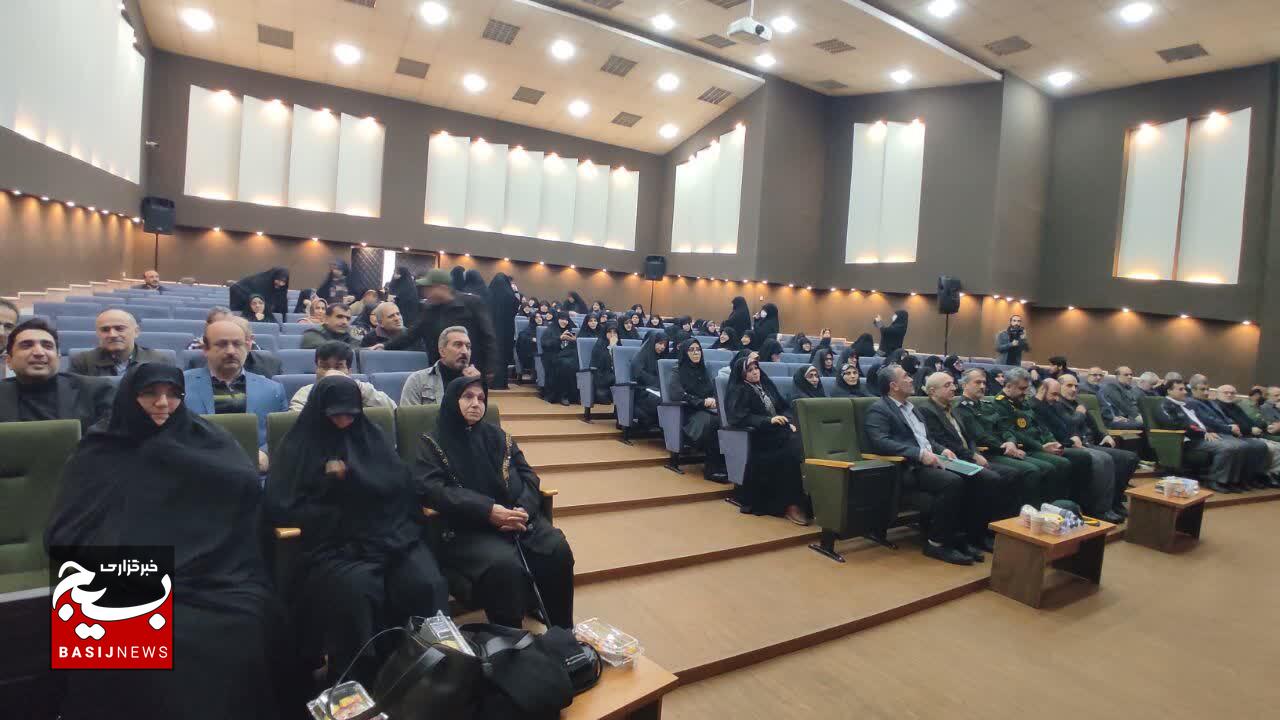 خانواده‌های شهدا، چشم و چراغ انقلاب هستند
