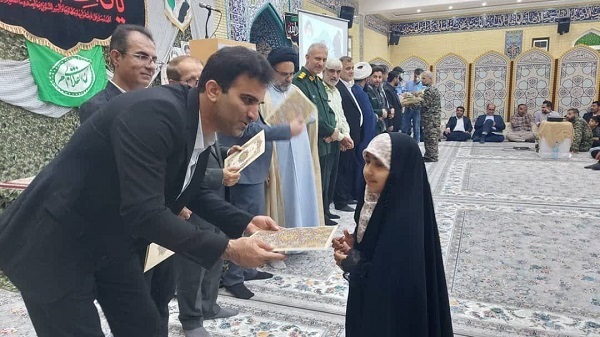 در آئینی از برگزیدگان مسابقات قرآنی تجلیل شد در آئینی از برگزیدگان مسابقات قرآنی تجلیل شد