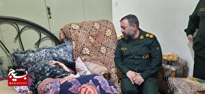 عیادت فرمانده ناحیه بسیج شهرستان ساوجبلاغ از مادر شهیدان کرمیار/مادر سه شهید ساوجبلاغی، چهره ماندگار ایثار و مقاومت است