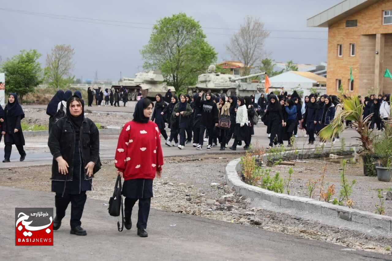 تجدید میثاق دانشآموزان رشتی با آرمانهای دفاع مقدس در اردوی راهیان نور تجدید میثاق دانشآموزان رشتی با آرمانهای دفاع مقدس در اردوی راهیان نور