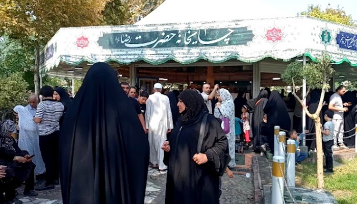 خدمت‌رسانی رزمندگان لشکر ۱۴ امام حسین (علیه السلام) در چایخانه حضرت رضا(علیه السلام)