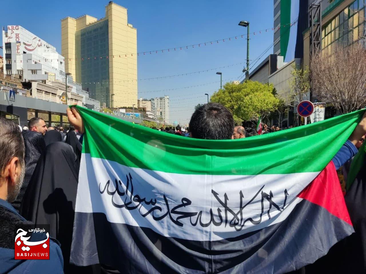 حضور پرشور مجاوران و زائران علی بن موسی الرضا در روز قدس
