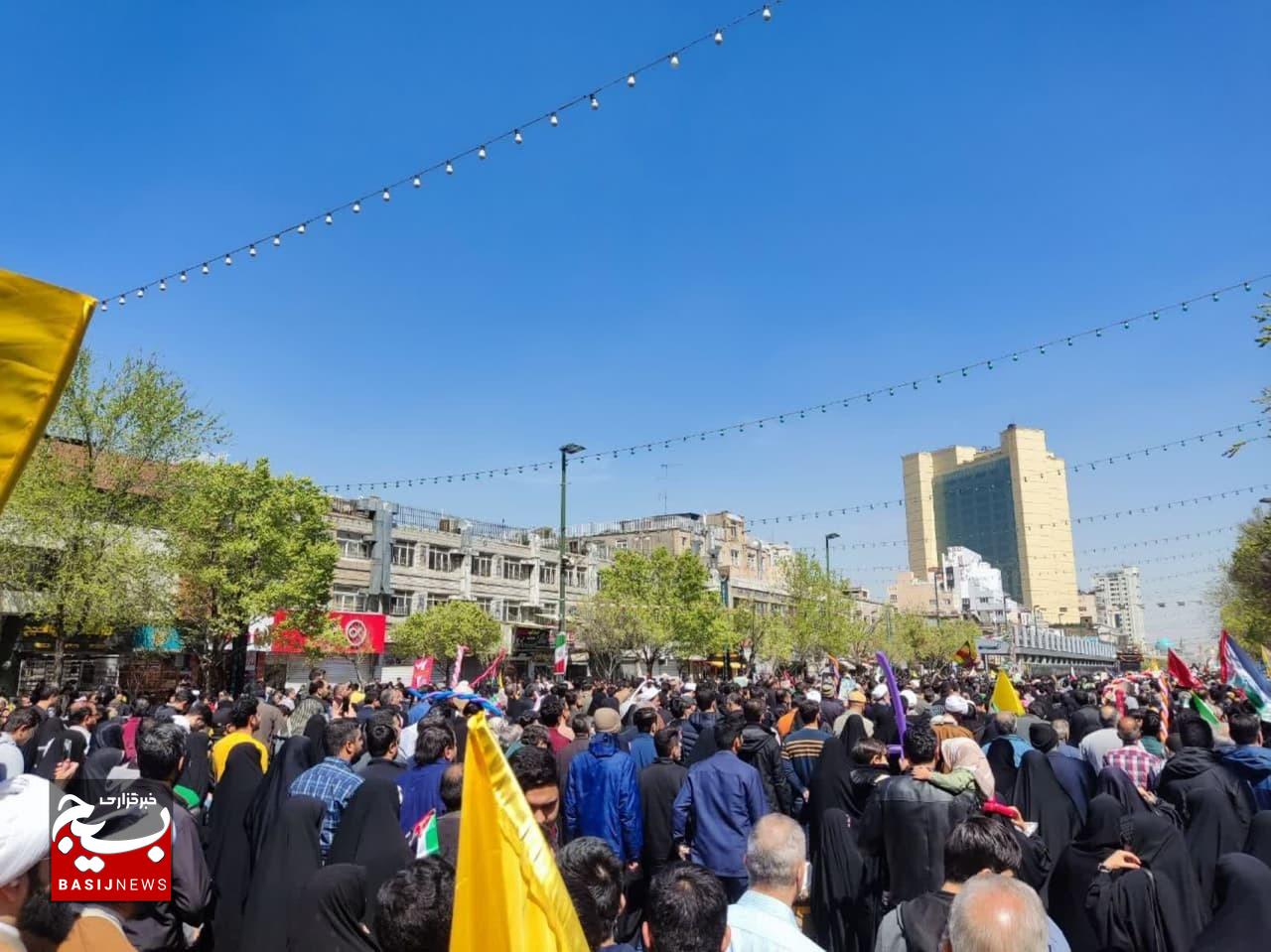 حضور پرشور مجاوران و زائران علی بن موسی الرضا در روز قدس