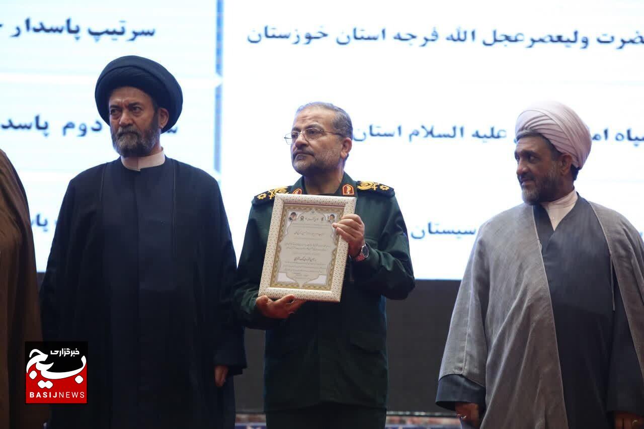 تجلیل از فرمانده سپاه انصارالرضا علیهالسلام خراسان جنوبی در جشنواره سراسری مالکاشتر بسیج تجلیل از فرمانده سپاه انصارالرضا علیهالسلام خراسان جنوبی در جشنواره سراسری مالکاشتر بسیج