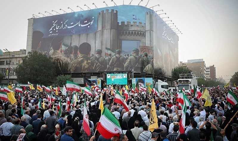 قیام حماسی مردم غیور ایران در اعلام تنفر از جنایات تروریست های آمریکایی صهیونیستی و توهین به مقدسات قیام حماسی مردم غیور ایران در اعلام تنفر از جنایات تروریست های آمریکایی صهیونیستی و توهین به مقدسات