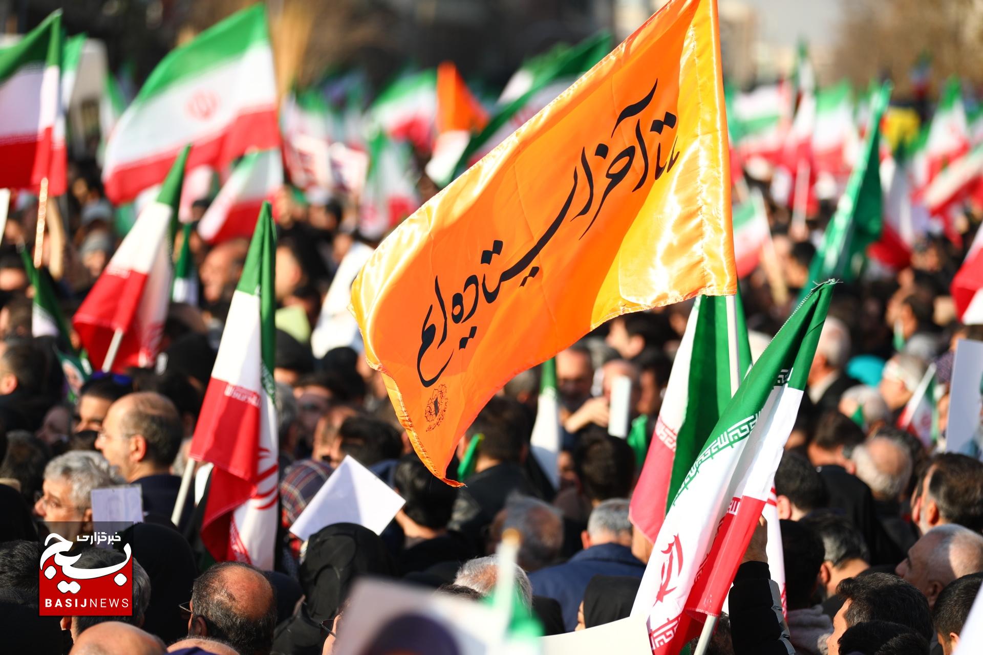 روایت دوربین بسیج از راهپیمایی میلیونی تهرانی‌ها علیه اغتشاشگران و تروریست‌های مسلح