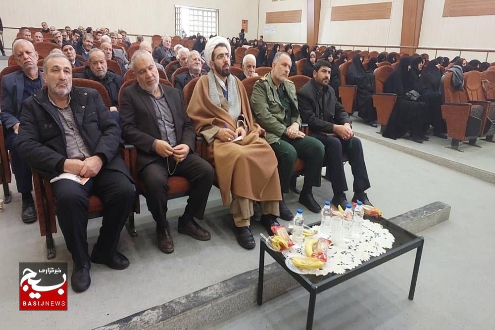 انقلاب اسلامی در مقابل استکبار جهانی ایستاده است انقلاب اسلامی در مقابل استکبار جهانی ایستاده است