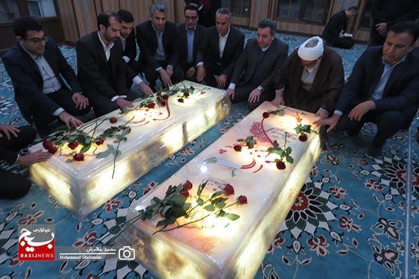 گلزار شهدای گمنام کنگان با حضور مسئولین گل‌افشانی شد