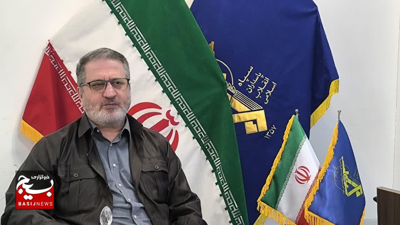 انقلاب اسلامی با خون هزاران شهید و در دل تهدیدها شکل گرفت انقلاب اسلامی با خون هزاران شهید و در دل تهدیدها شکل گرفت