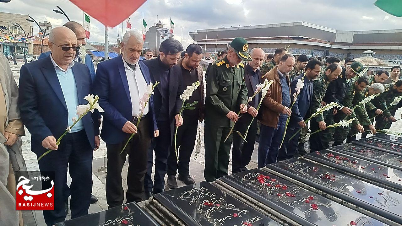 مراسم ملی گلباران مزار شهدای انقلاب