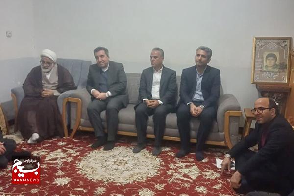 دیدار رئیس سازمان ثبت اسناد با خانواده شهید زائری