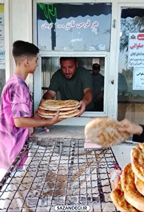 توزیع نان صلواتی به یاد شهدای غلام‌محله آستارا در راستای پویش «ایران همدل»