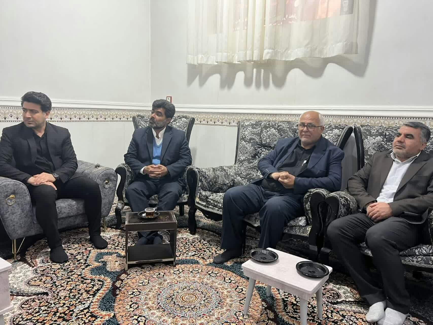 دیدار فرمانده تیپ ۴۸ فتح با خانواده شهدای مدافع امنیت در گچساران