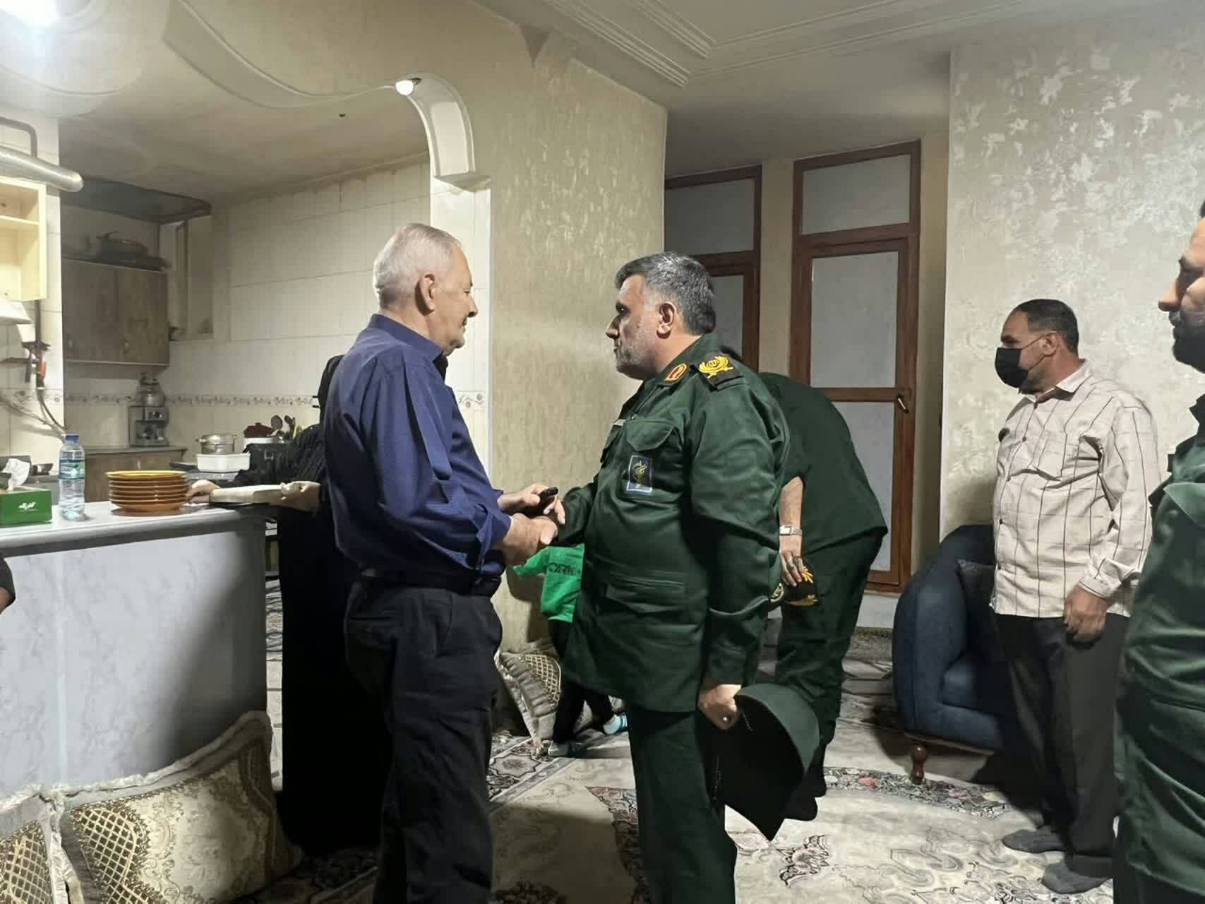 دیدار فرمانده تیپ ۴۸ فتح با خانواده شهدای مدافع امنیت در گچساران